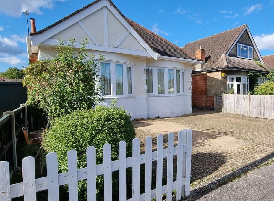 Cosy Bournemouth Bungalow Ferndown Exterior foto
